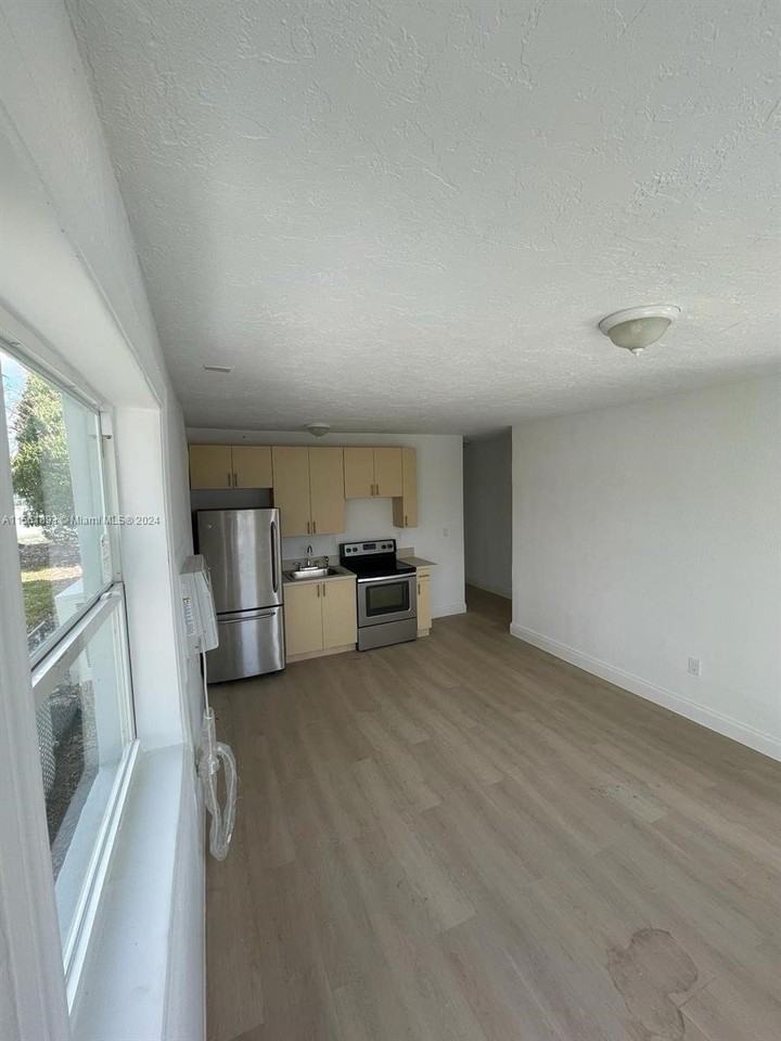 767 Nw 35th St #4 - Photo 3 of 7