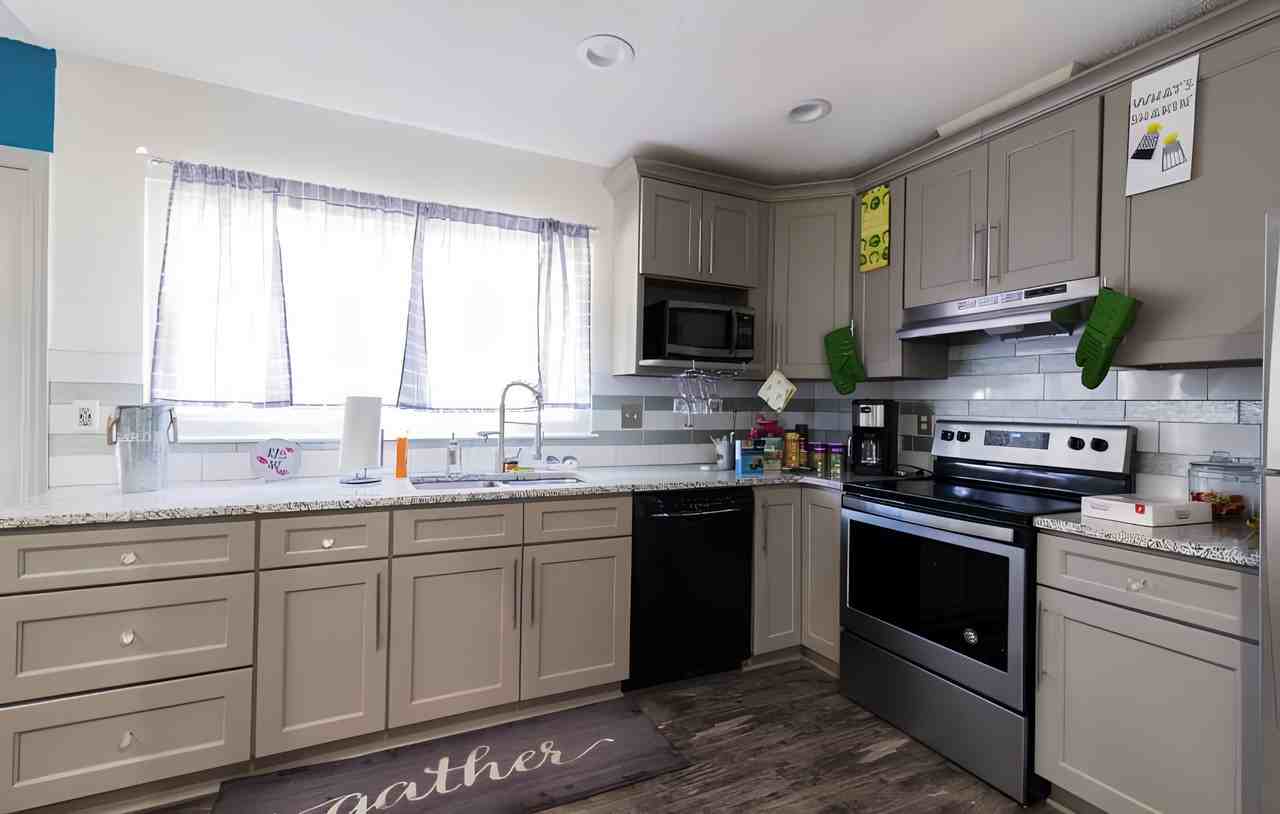 Pineborough Rd - Photo 2 of 21