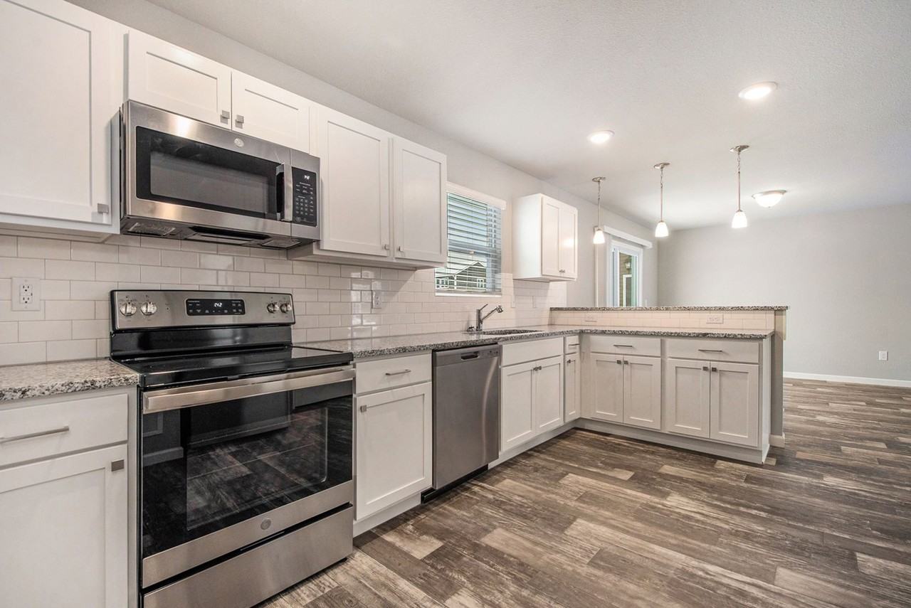 587 Courtyard Pl - Photo 2 of 30