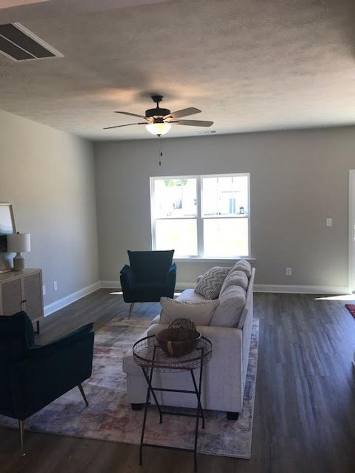 241 Silver Ct - Photo 3 of 12