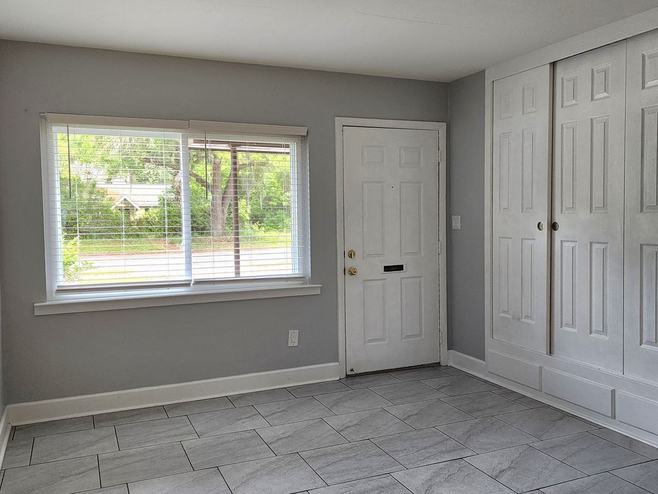 540 Ne 9th St - Photo 3 of 29