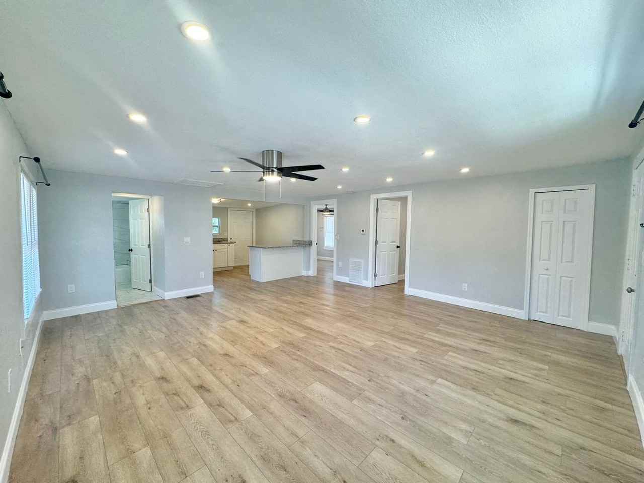 248 Avenue L Ne - Photo 4 of 23