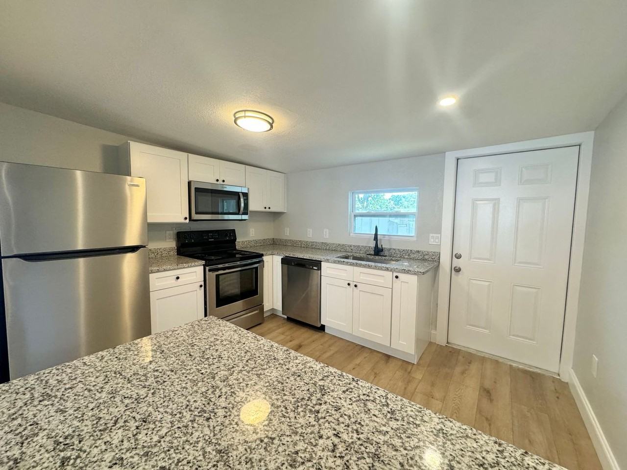 248 Avenue L Ne - Photo 6 of 23