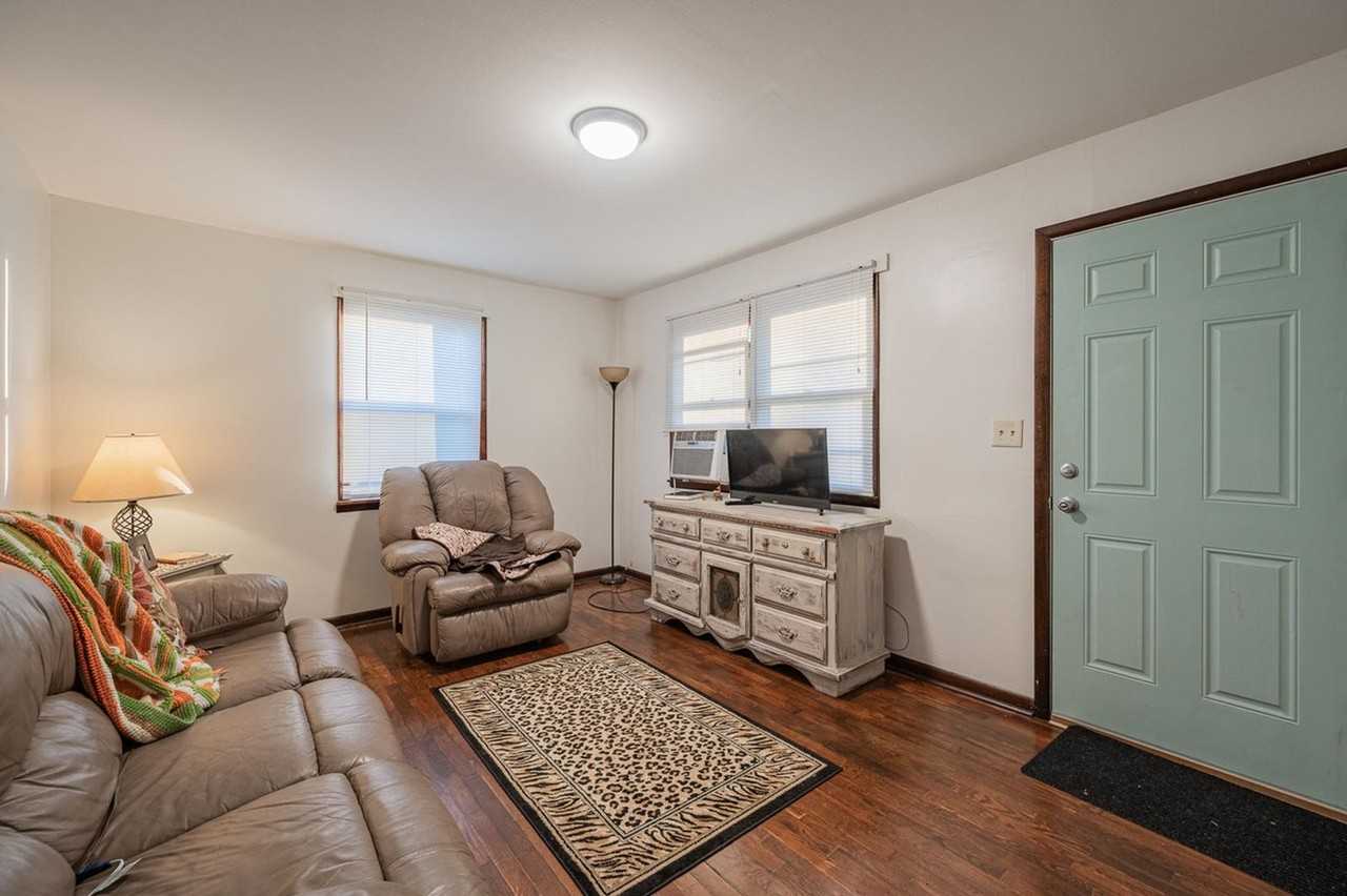 934 S Kansas Ave - Photo 5 of 29