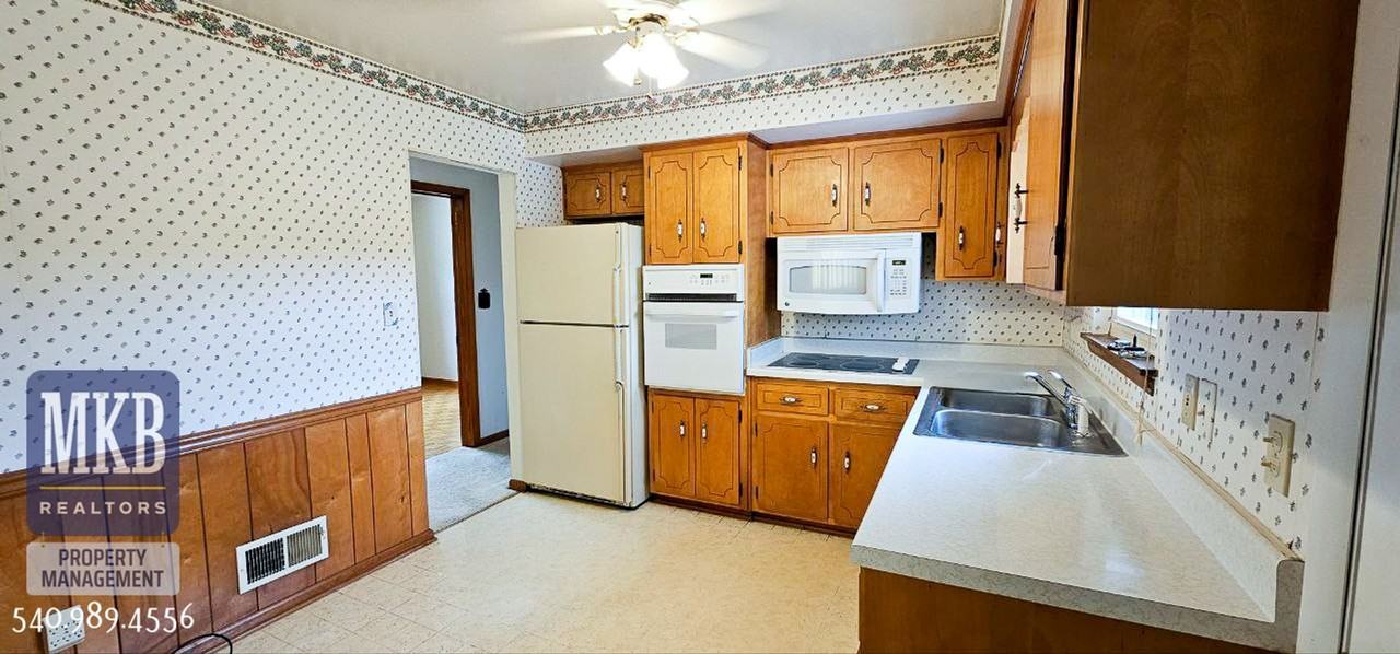 2826 Sample Ave Se - Photo 2 of 24