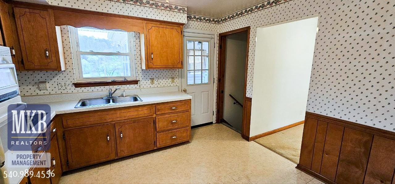 2826 Sample Ave Se - Photo 3 of 24