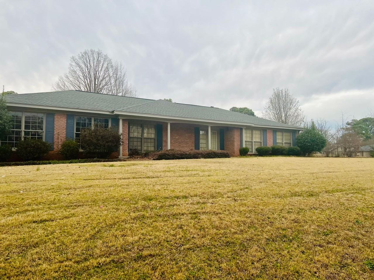 124 Riverdale N - Photo 2 of 2