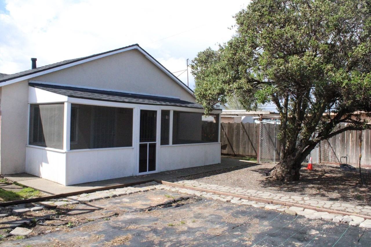 135 Poinsettia Ave - Photo 2 of 31