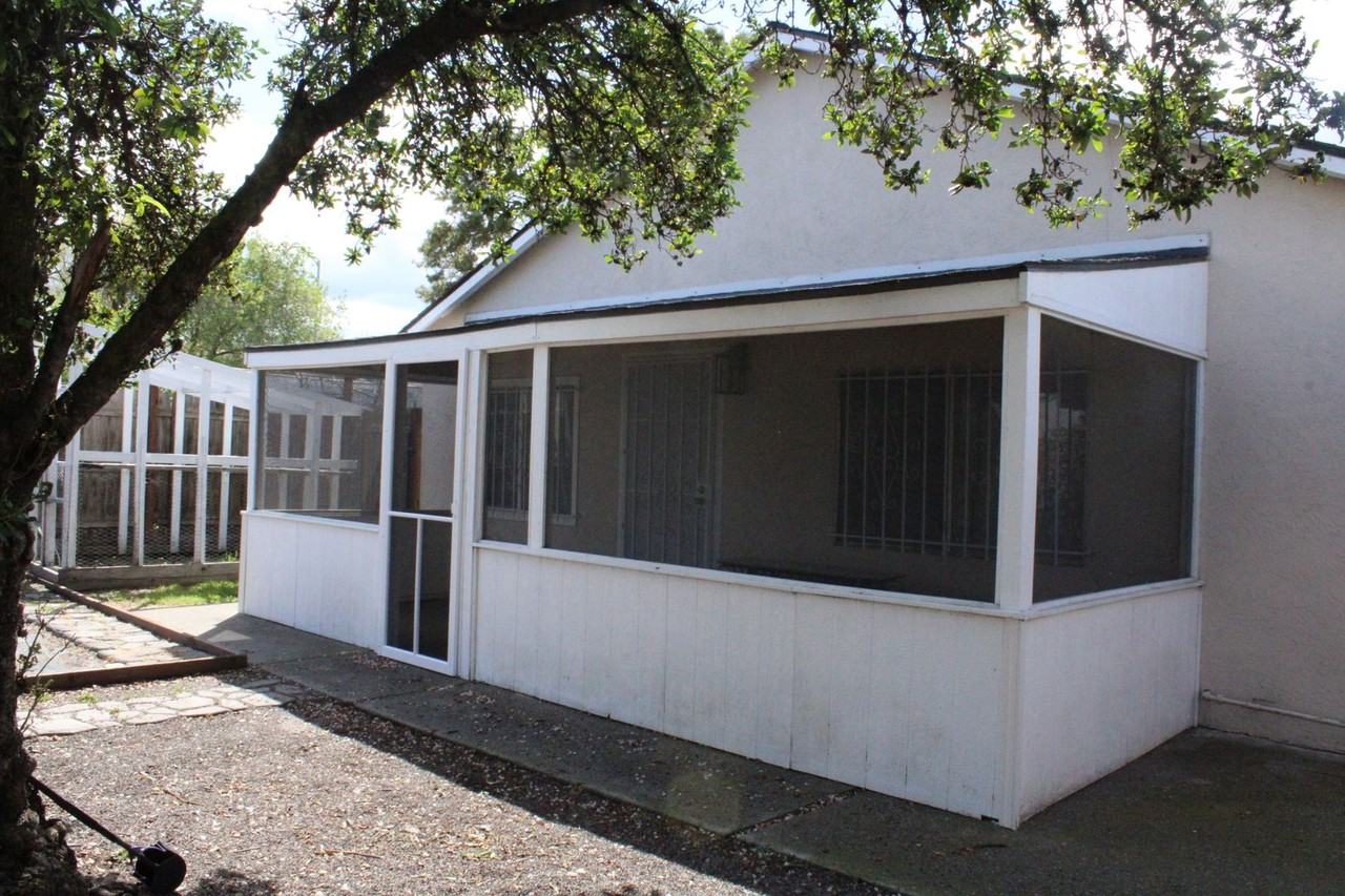 135 Poinsettia Ave - Photo 3 of 31