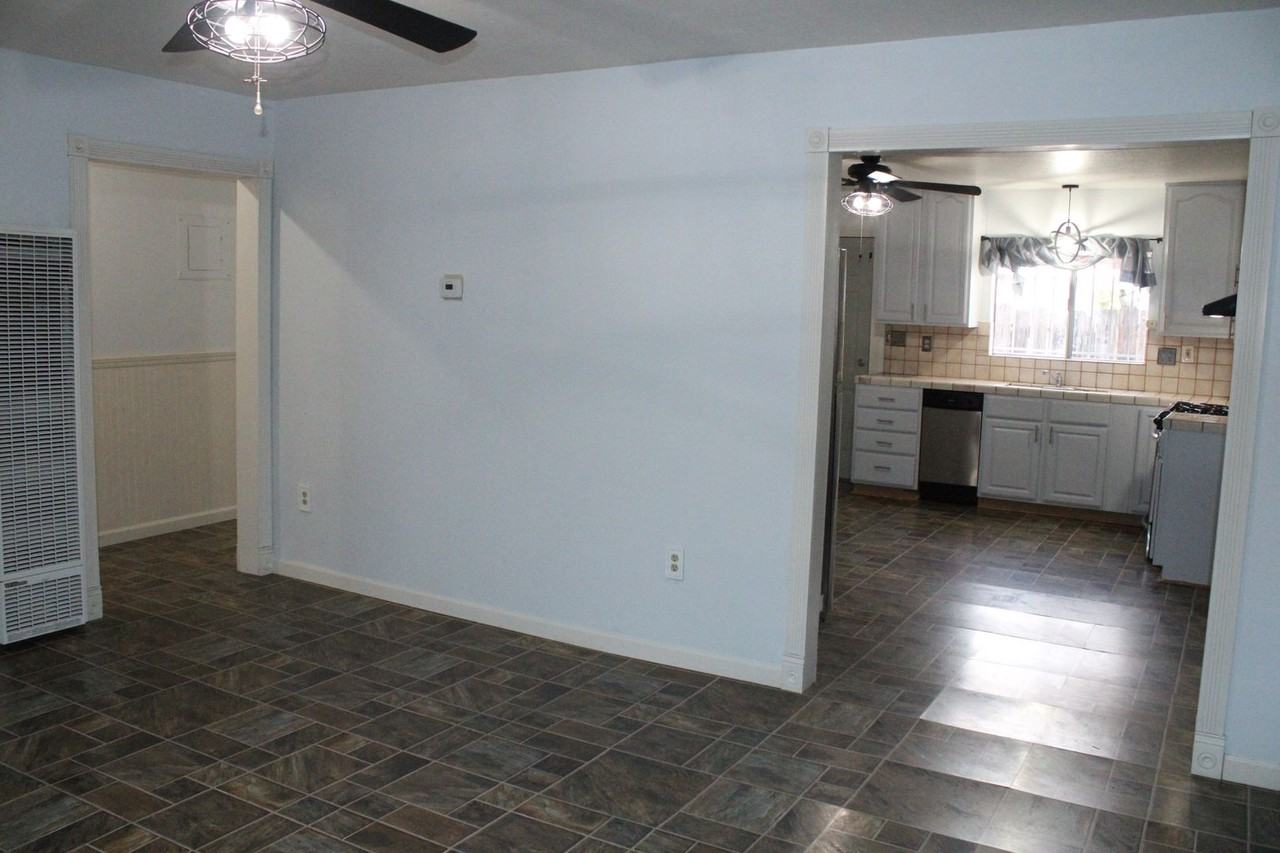 135 Poinsettia Ave - Photo 5 of 31