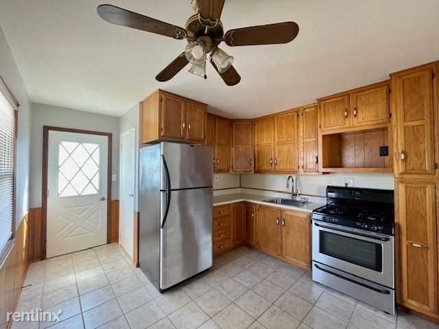 957 Winthrop Ln - Photo 2 of 4