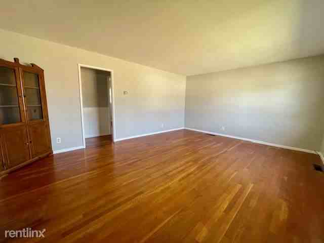 957 Winthrop Ln - Photo 3 of 4