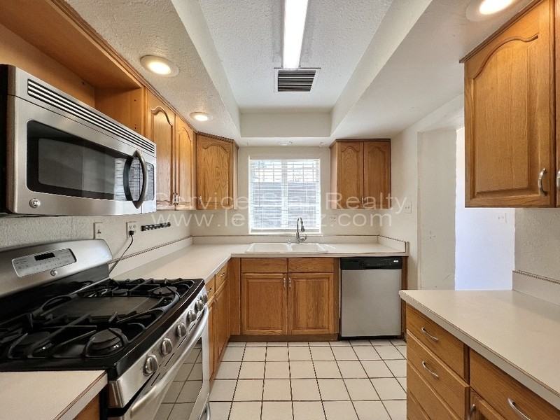 1321 E Coronado Rd - Photo 3 of 25