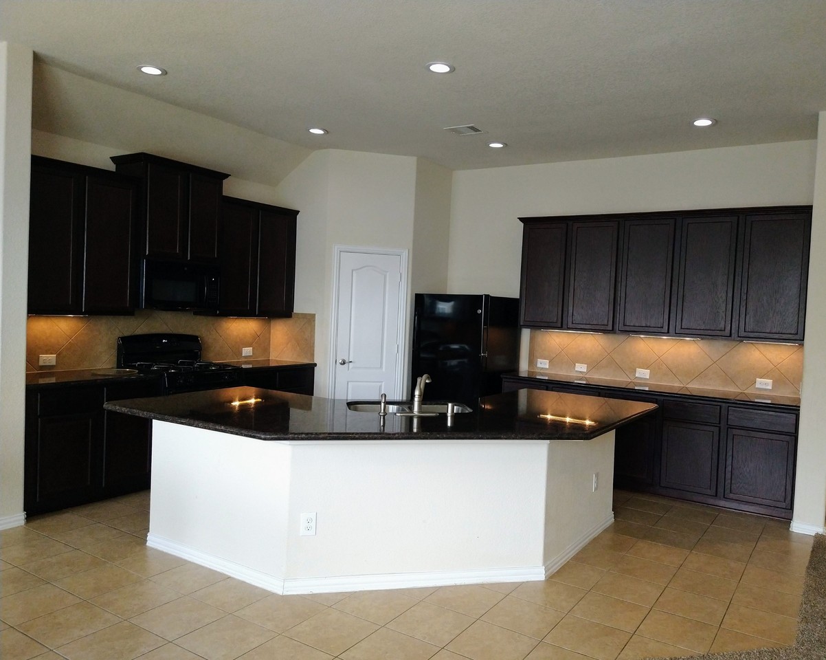 2218 Maple Point Dr N - Photo 3 of 19