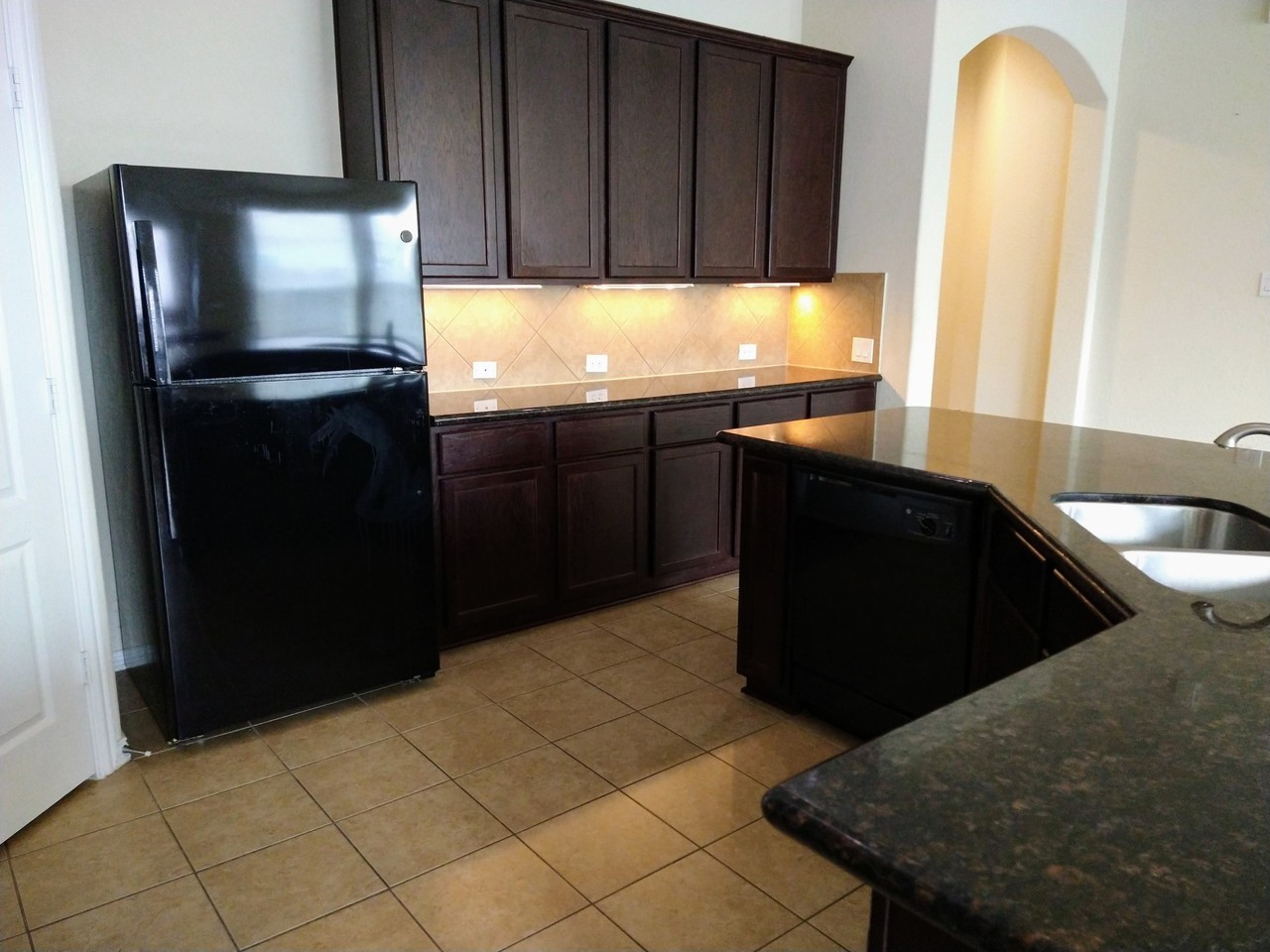 2218 Maple Point Dr N - Photo 5 of 19