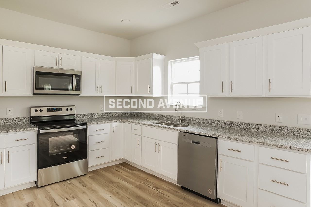 2481 Griffith Rd - Photo 2 of 23