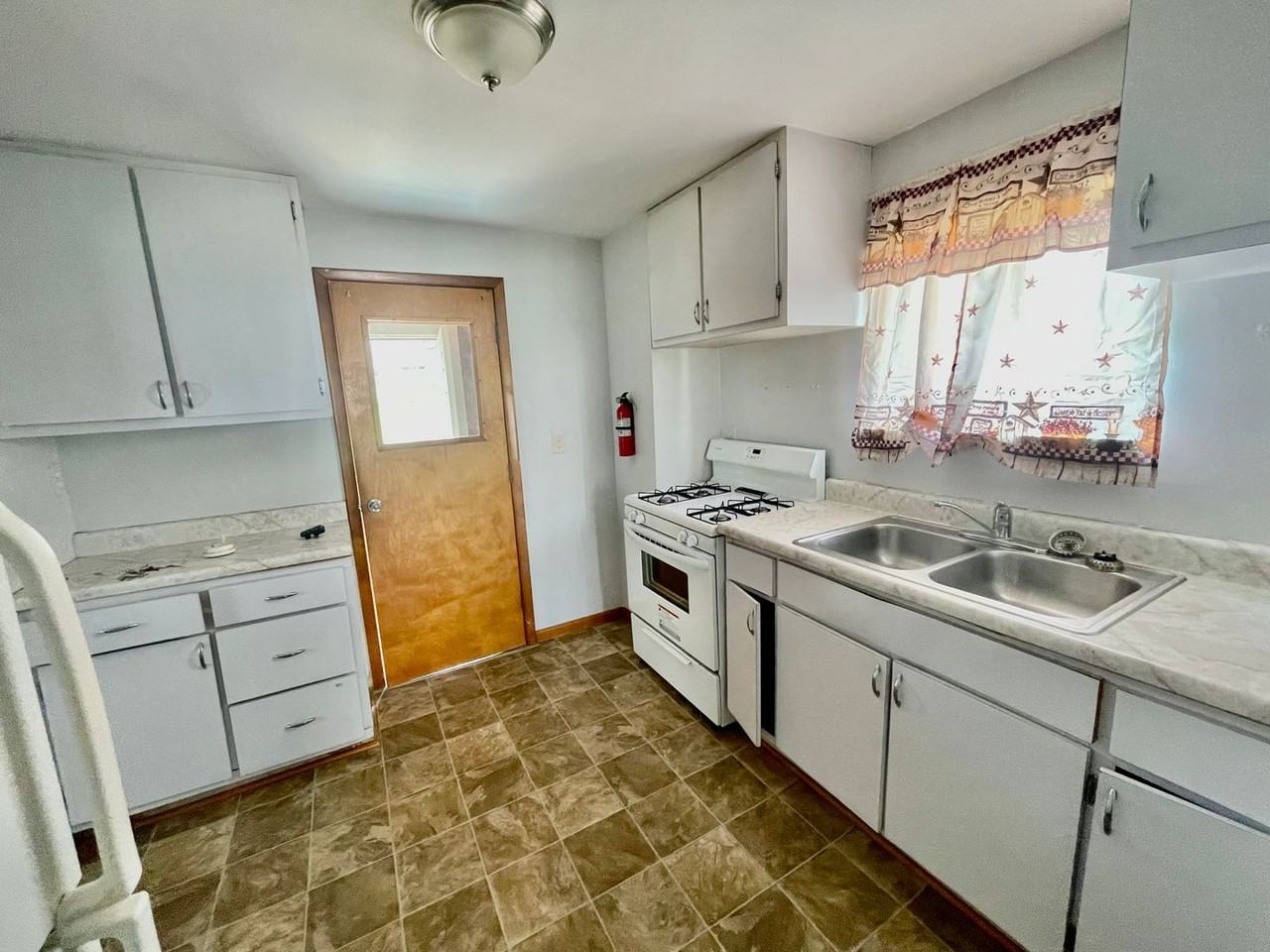 746 6th Ave - Photo 7 of 27