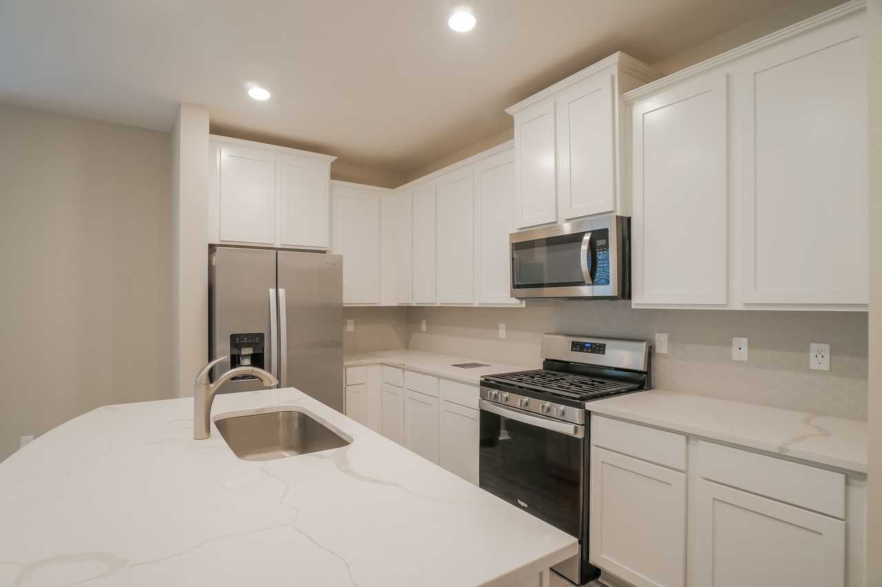 383 Fellbrook Dr - Photo 6 of 20