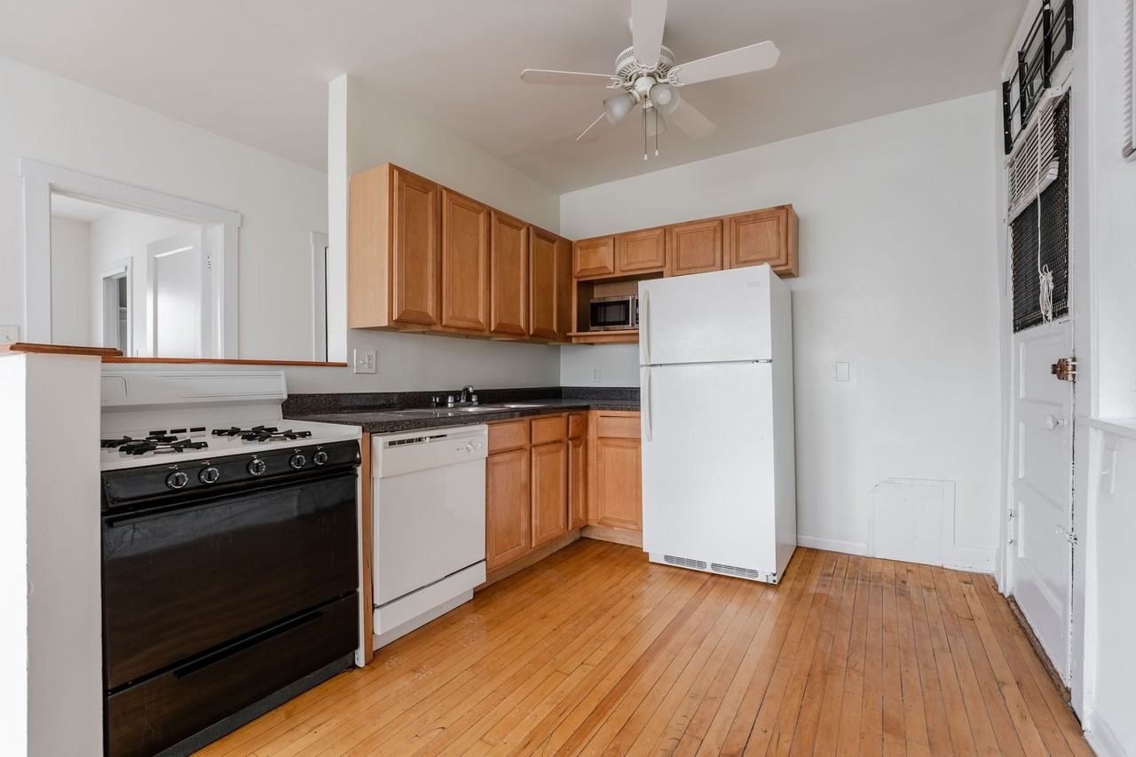2209 W Byron St #1 - Photo 5 of 12