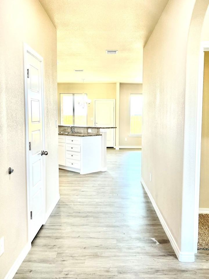 7011 10th St - Photo 3 of 20