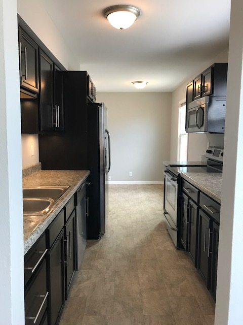 729 Rockwell Ave - Photo 2 of 20