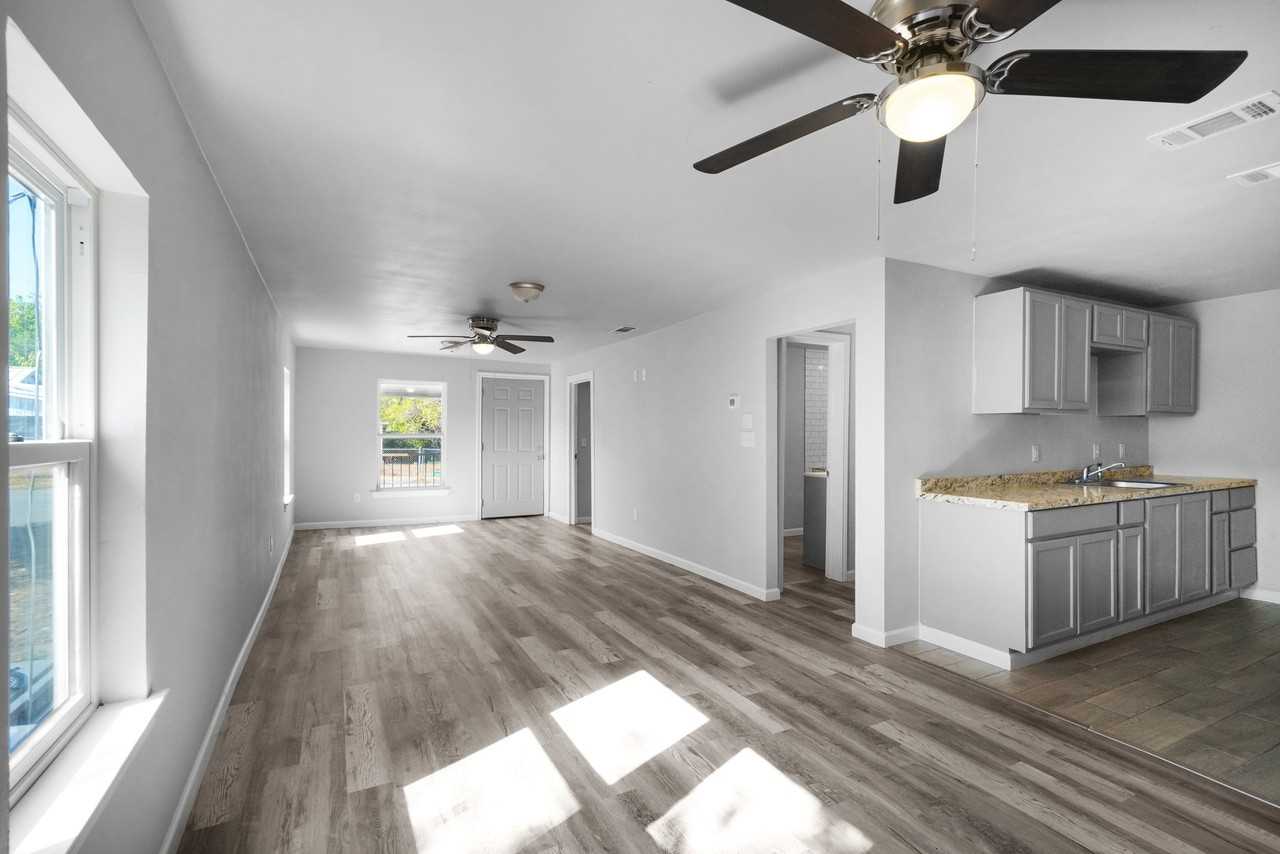 704 Se 13th St #NA - Photo 3 of 20