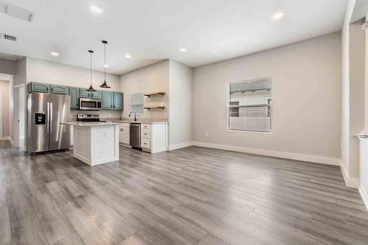 2321 W Green St #NA - Photo 6 of 36