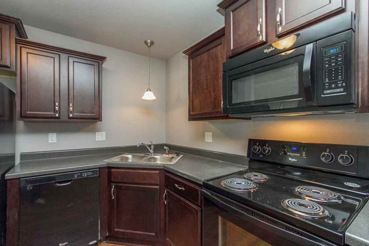 Ledgestone Townhomes - Photo 4 of 16