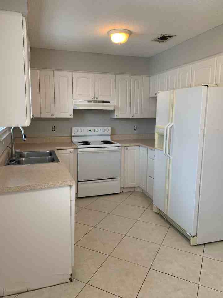 334 Harris St - Photo 5 of 17