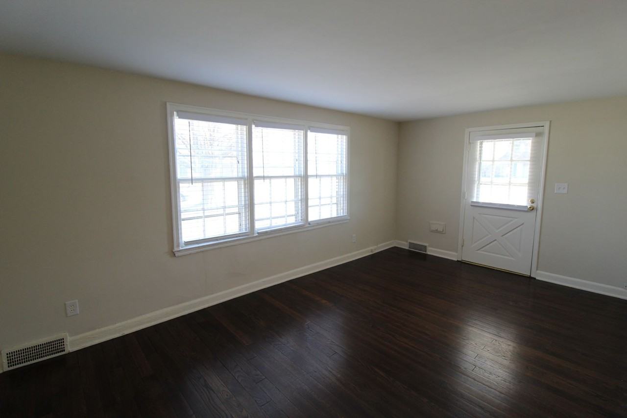 2700 Howell Ter - Photo 2 of 8