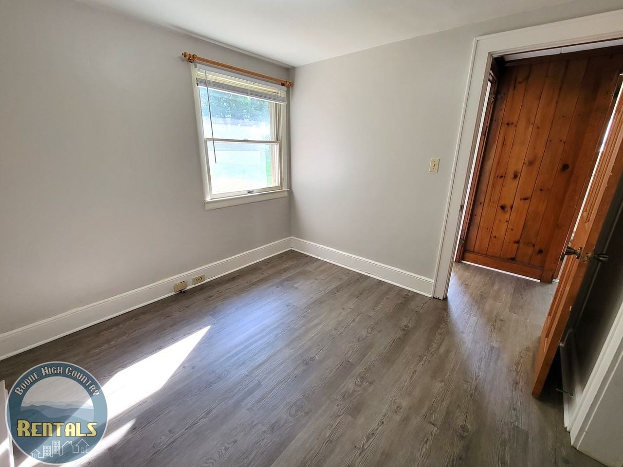 915 Blowing Rock Rd - Photo 7 of 15