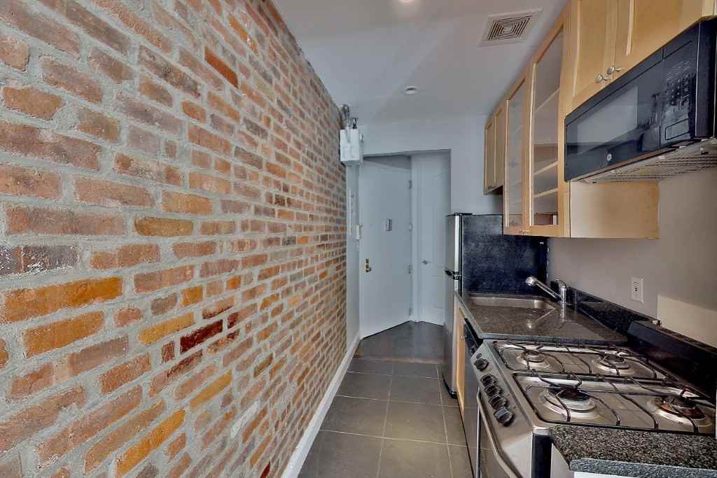 346 E 18th St #2C - Photo 2 of 7