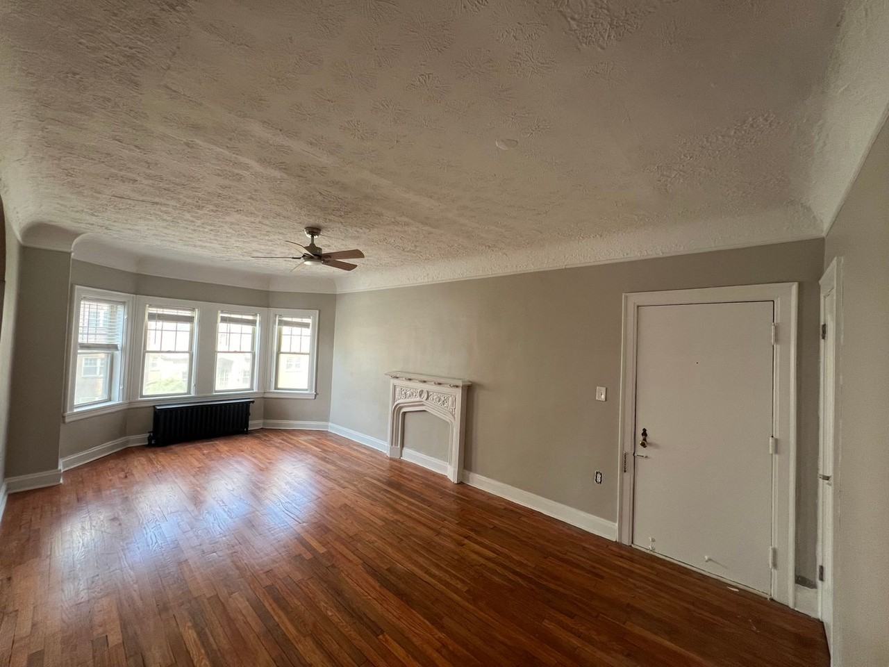 Spacious Apartment for Rent in Edgewater! - Photo 2 of 8