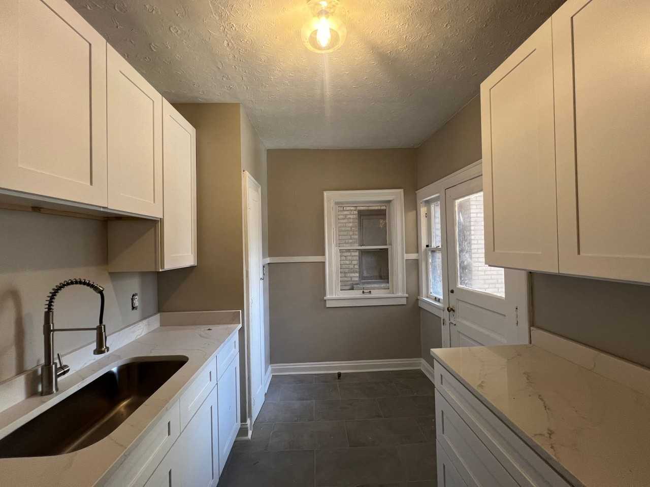 Spacious Apartment for Rent in Edgewater! - Photo 6 of 8