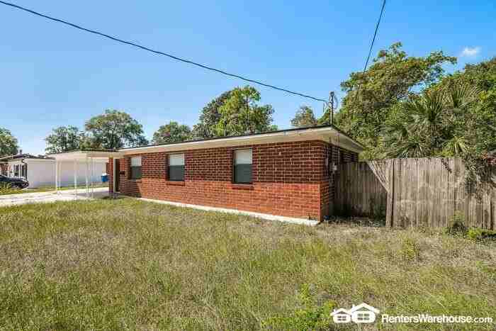 2342 Lake Lucina Dr E - Photo 3 of 18