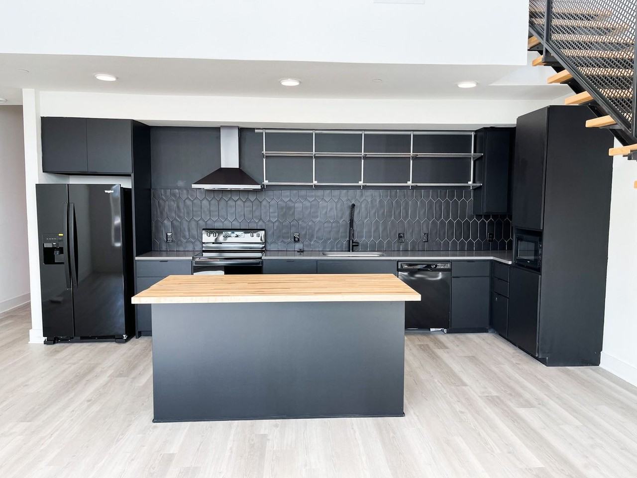 211 W 10th St - Photo 5 of 13