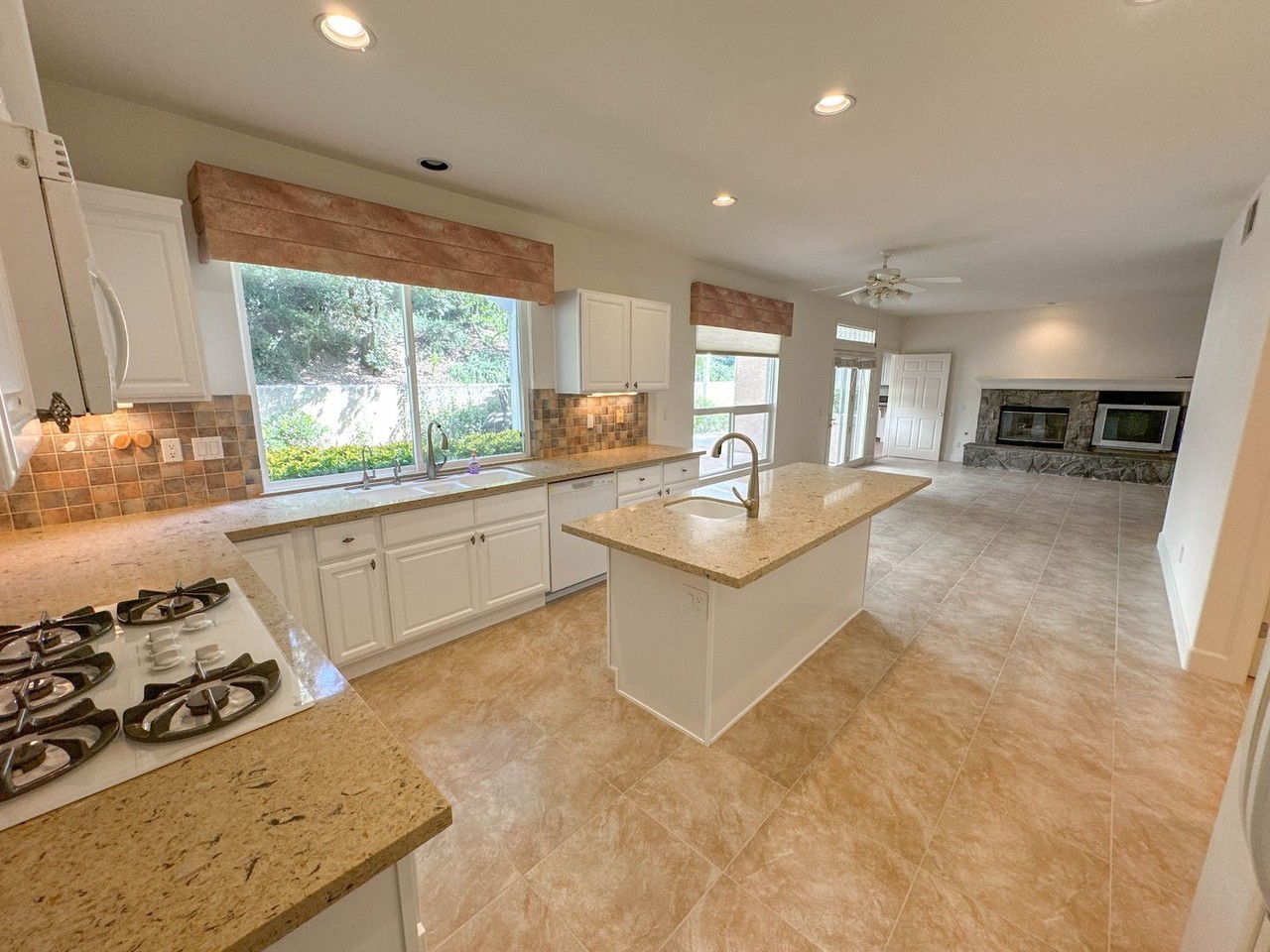 24577 Lola Ln - Photo 6 of 37