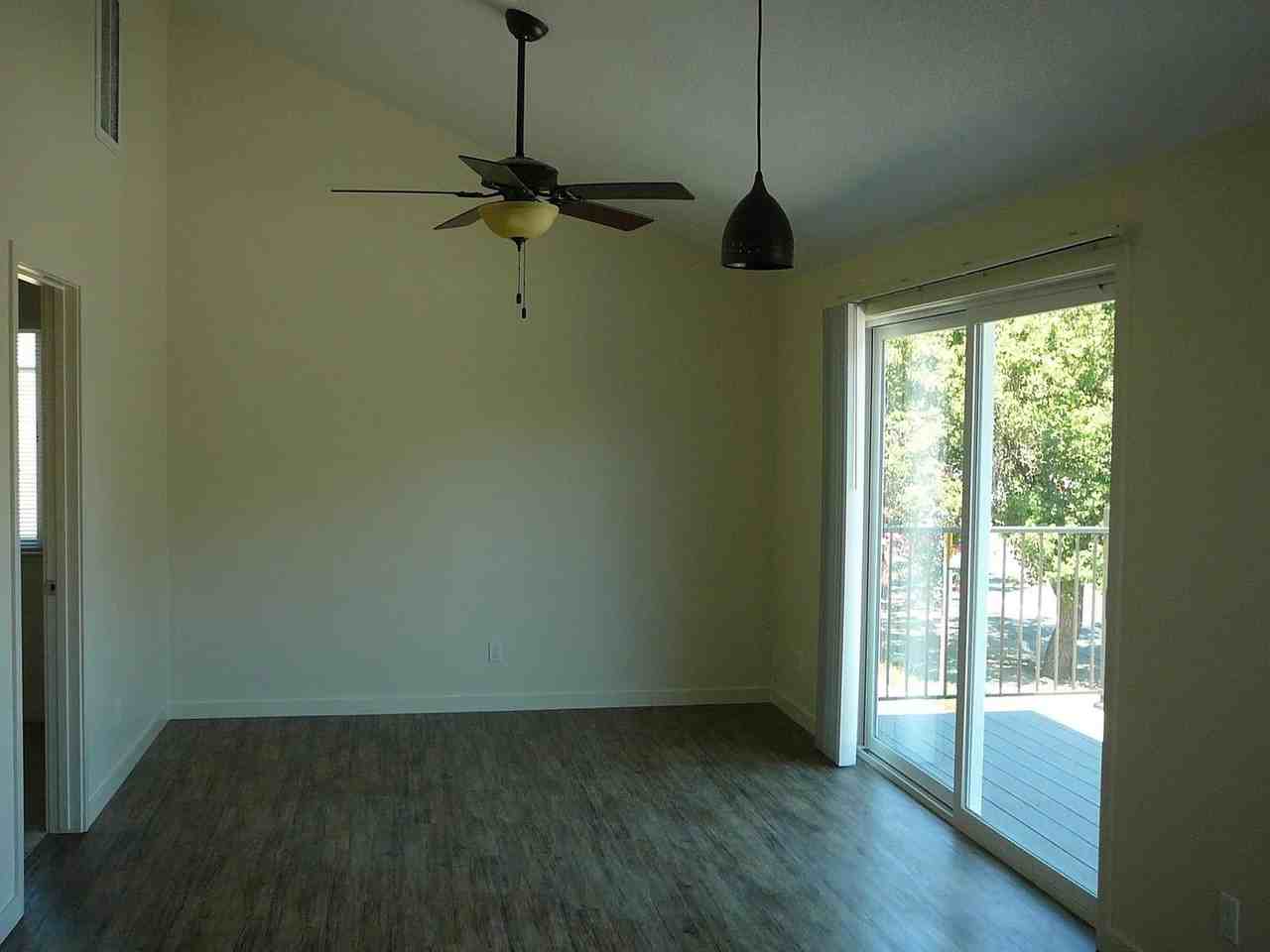 960 5th St - Photo 3 of 7