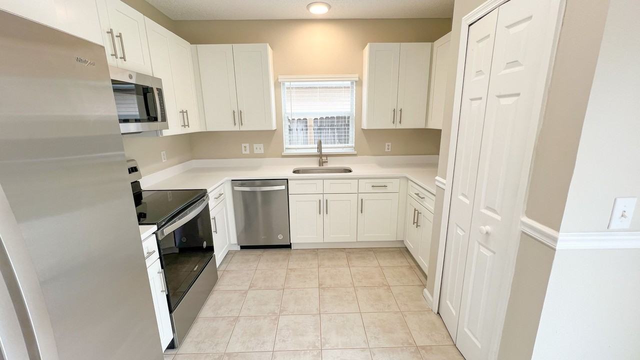 2511 Woods Edge Cir - Photo 3 of 32