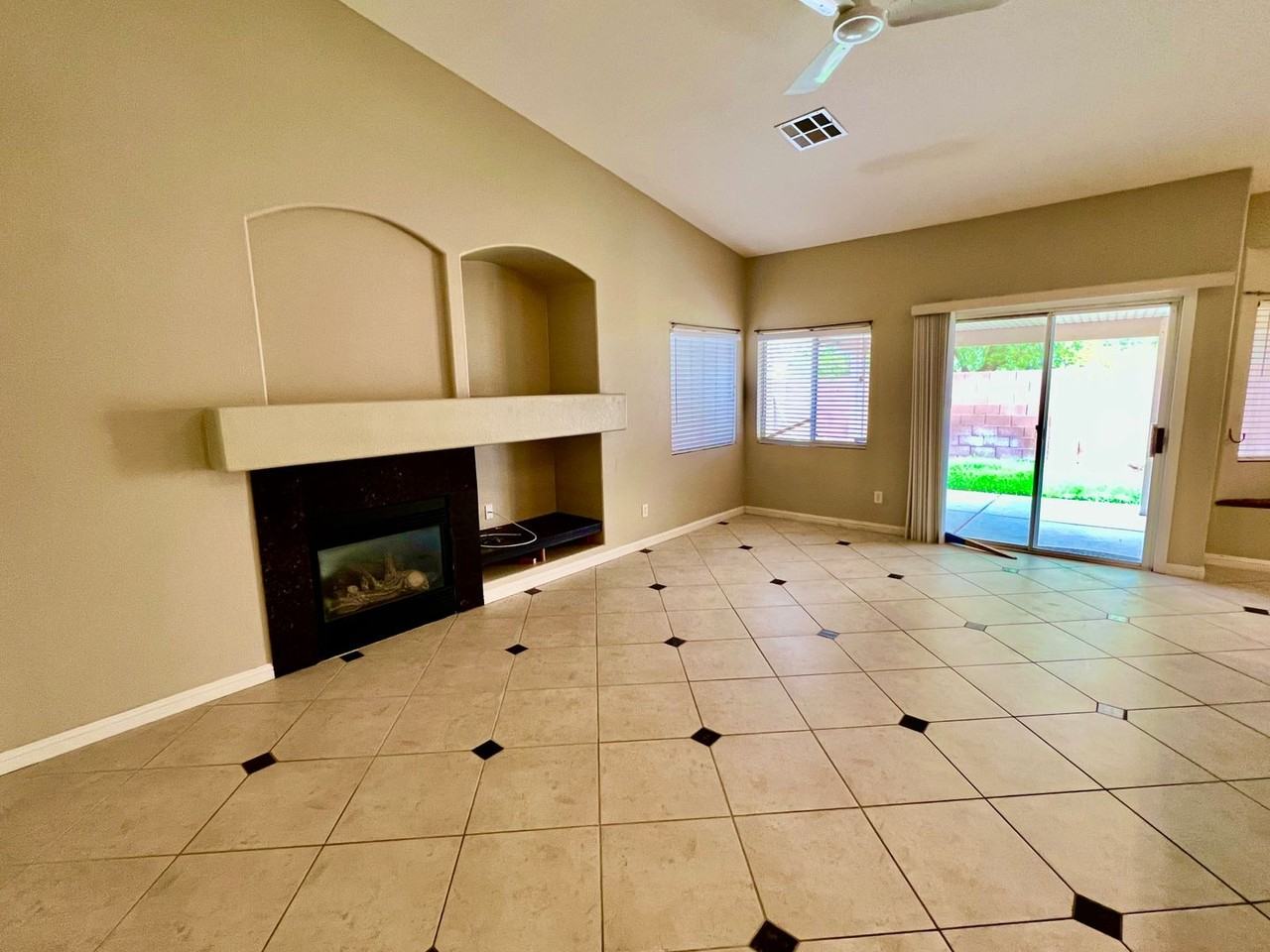 1158 Mirage Lake St - Photo 4 of 17