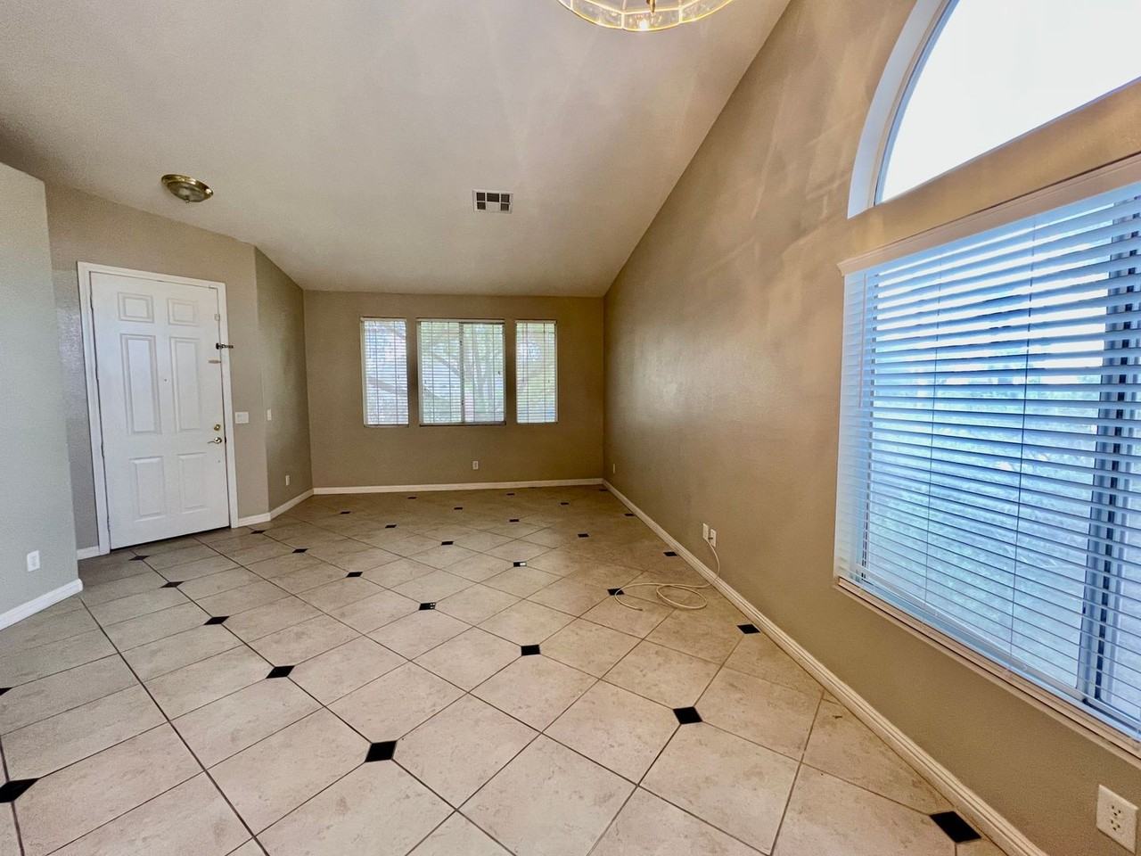 1158 Mirage Lake St - Photo 5 of 17