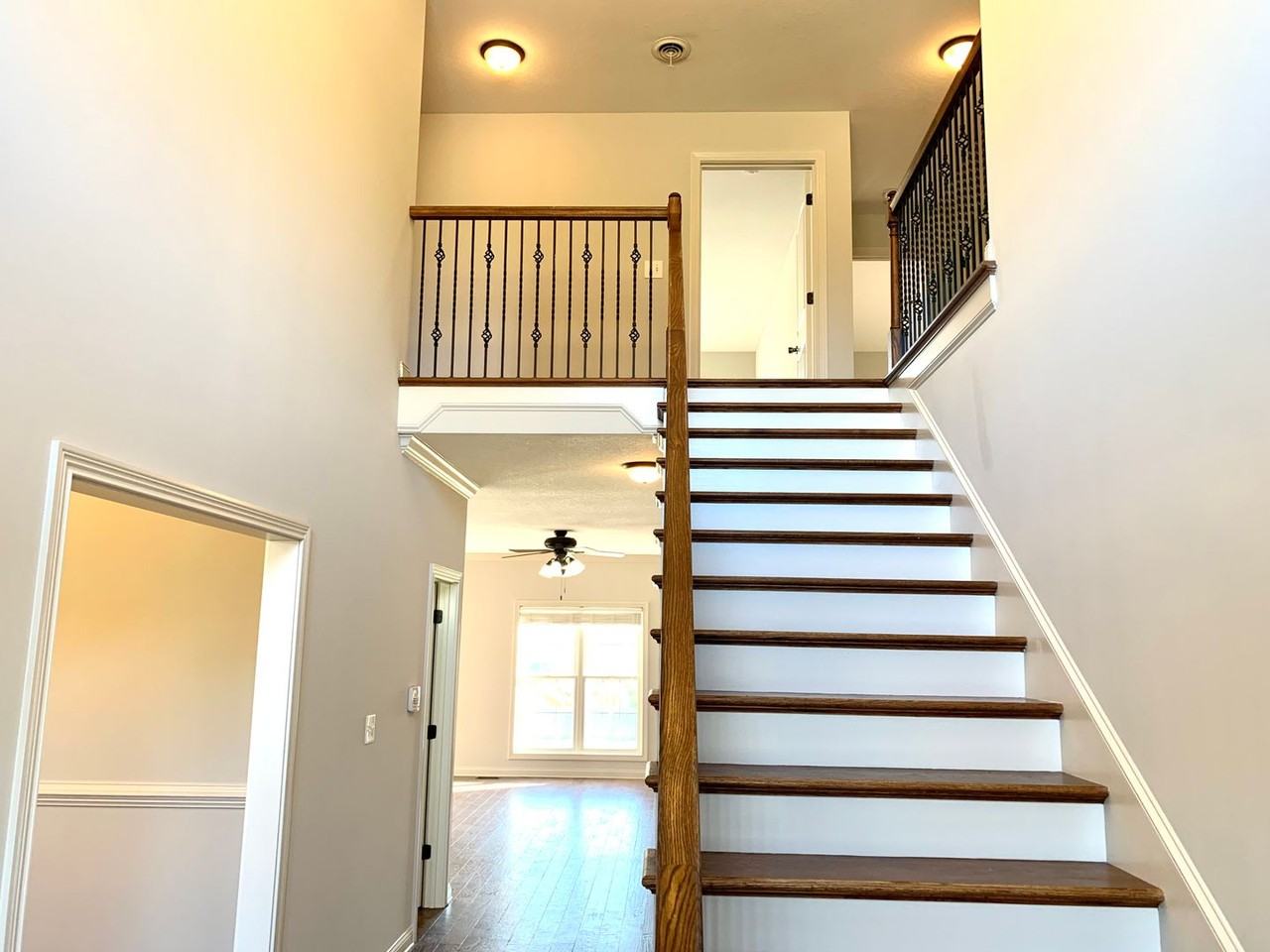 1533 Edgewater Ln - Photo 4 of 48