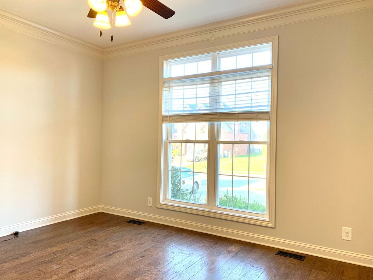 1533 Edgewater Ln - Photo 5 of 48