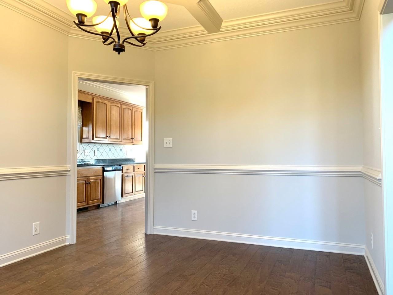 1533 Edgewater Ln - Photo 7 of 48