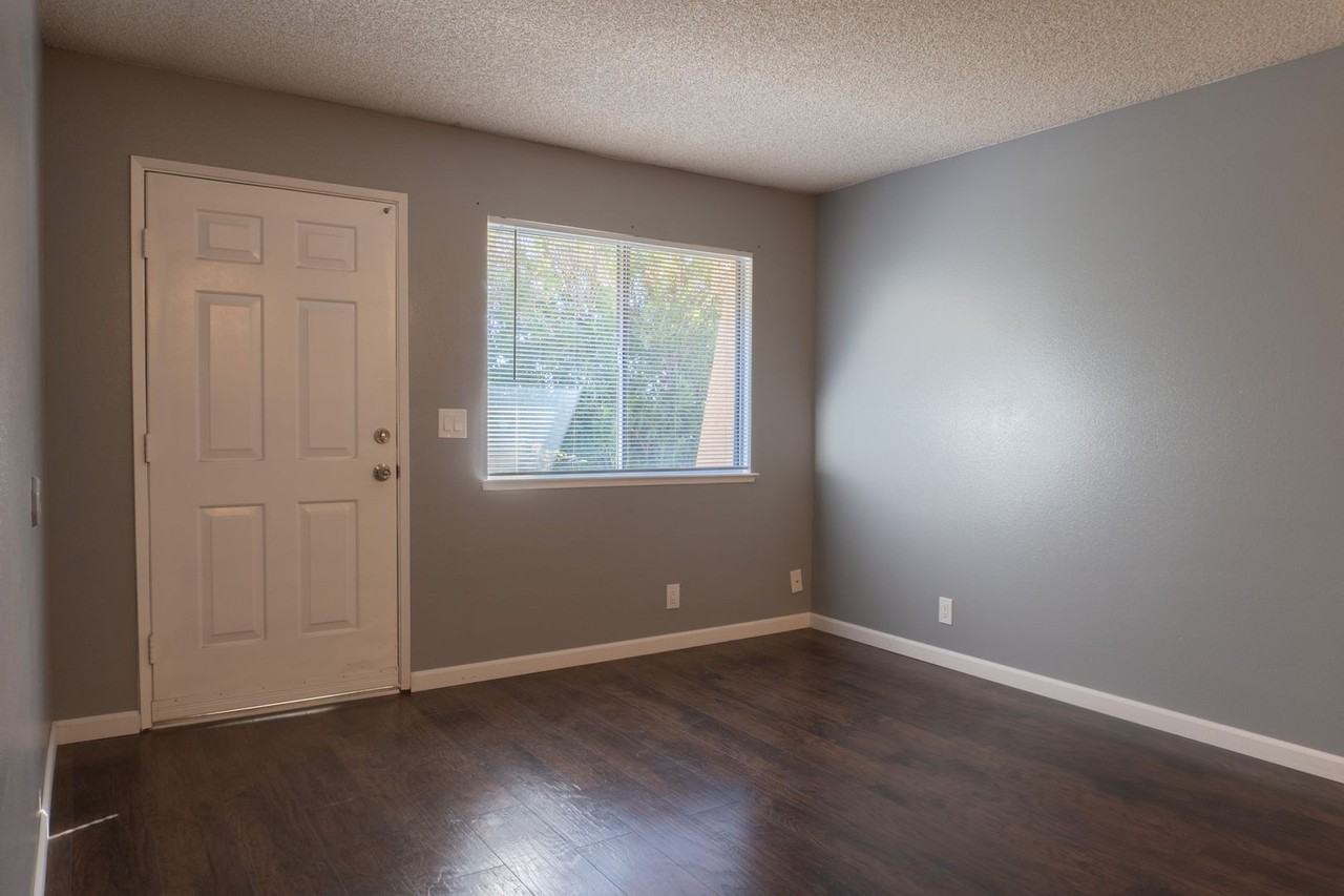 435 Rick Ct #I - Photo 3 of 14
