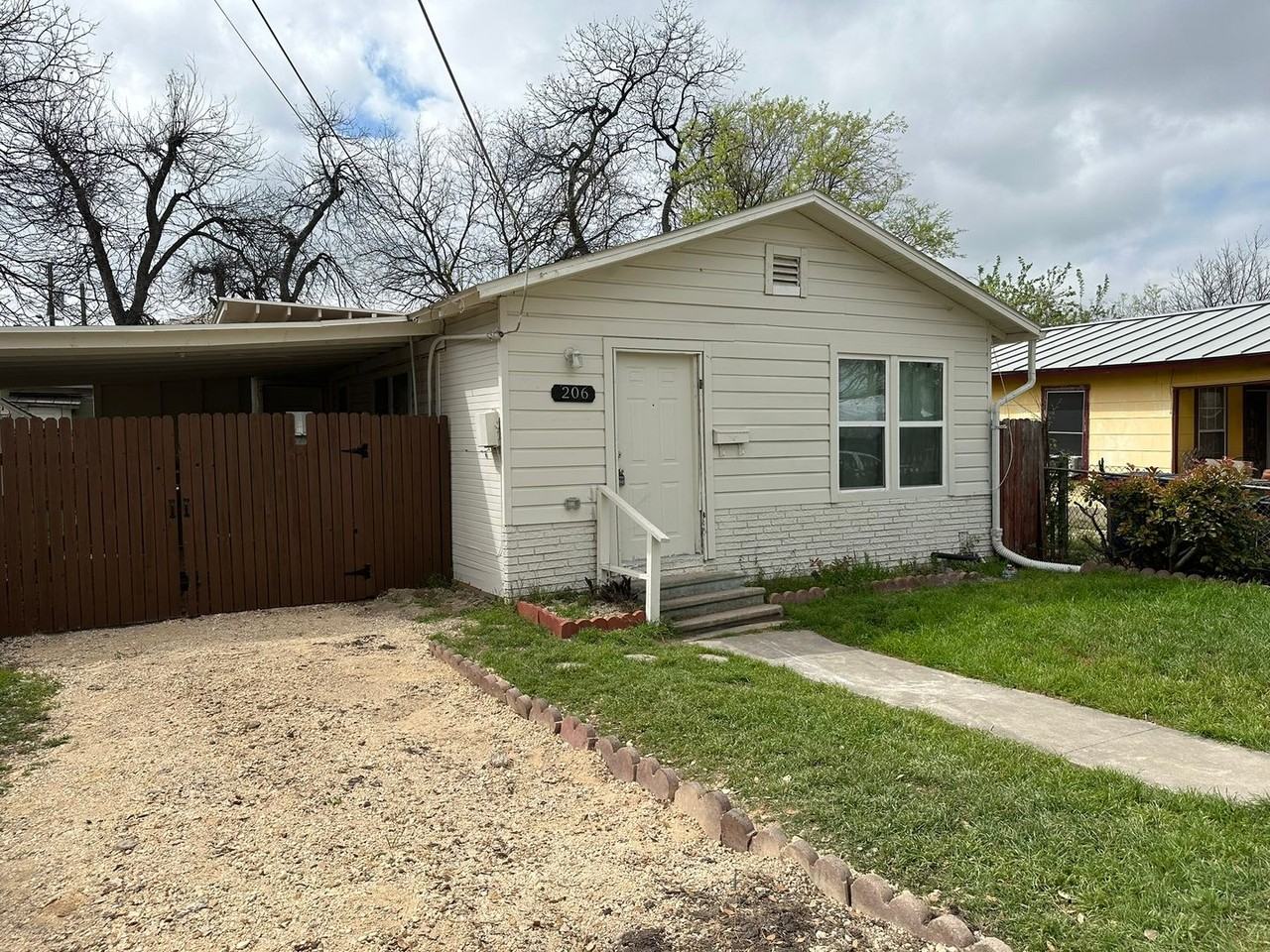 206 Aztec St - Photo 2 of 12