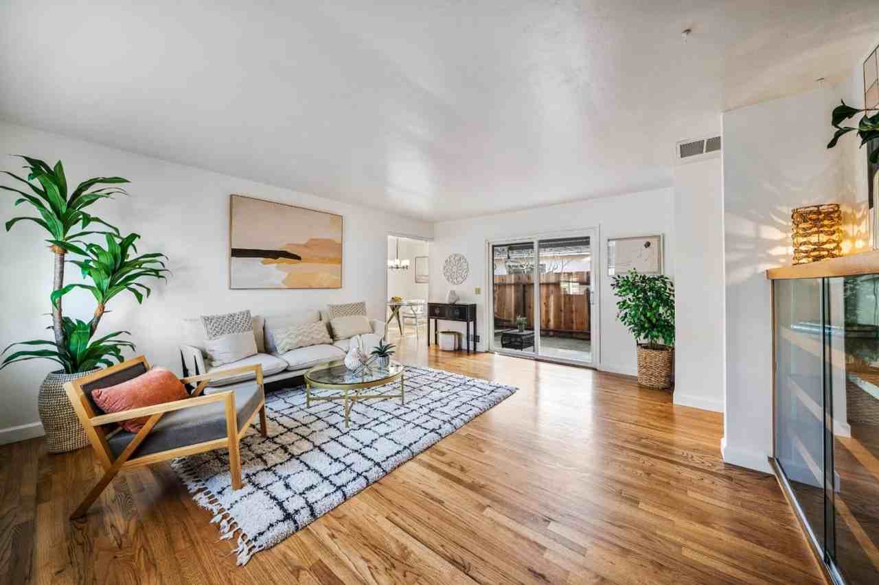 582 Newton St - Photo 2 of 18