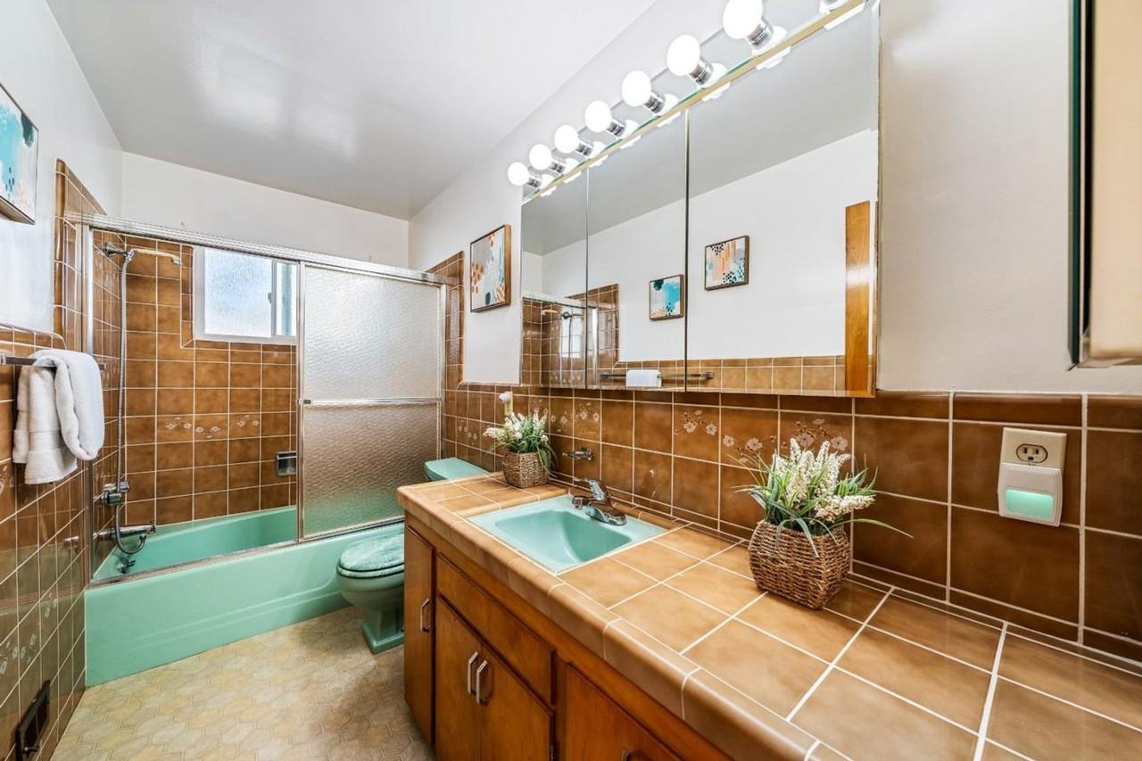582 Newton St - Photo 3 of 18