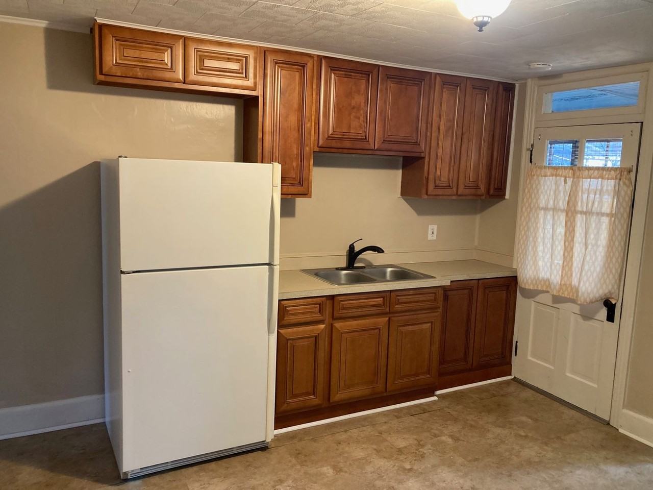 211 W 4th St - Photo 3 of 9