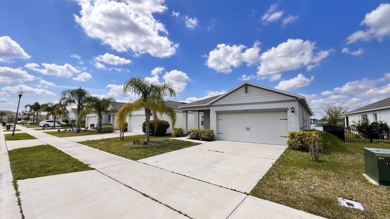 552 Armoyan Way - Photo 3 of 32